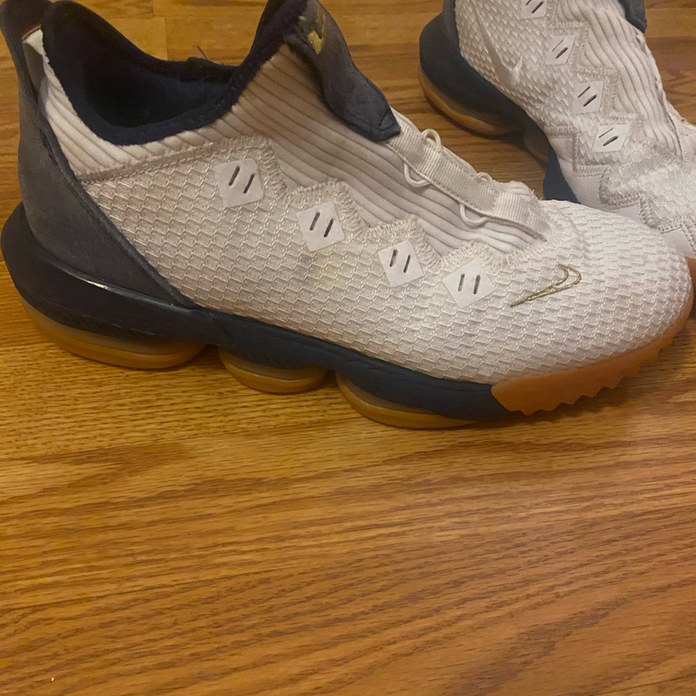 Size 10.5 - Nike LeBron 16 Low USA 2019